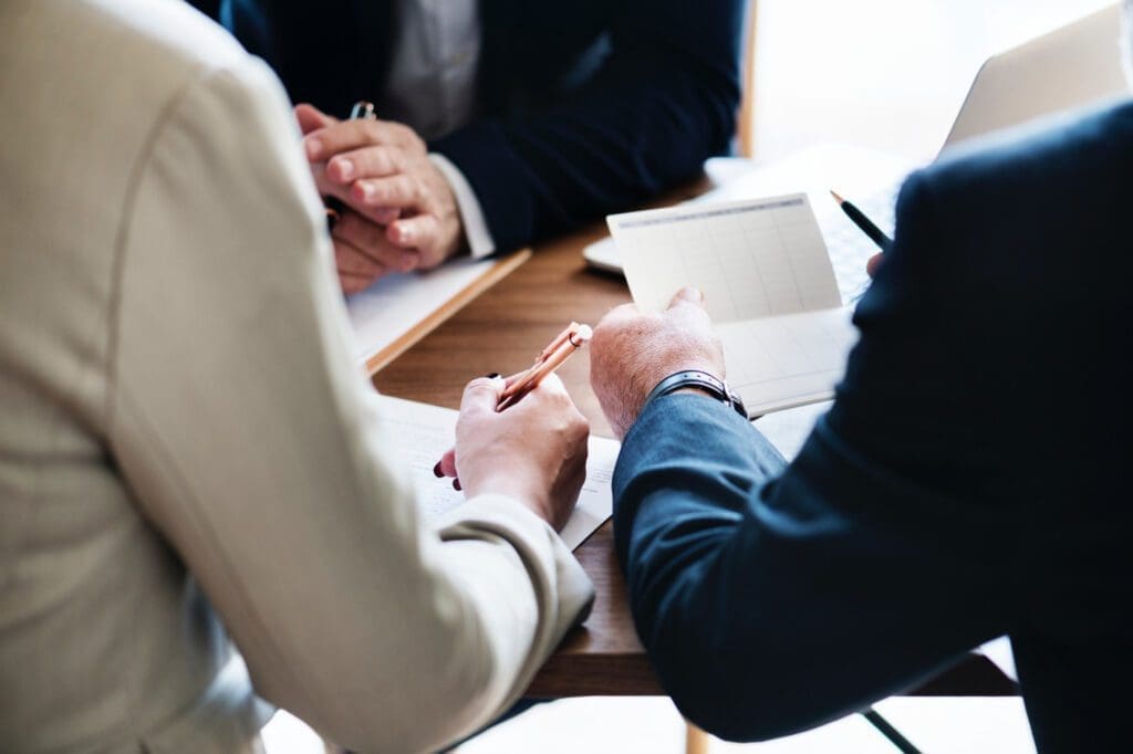 Membres du CSE examinant un document lors d'une réunion