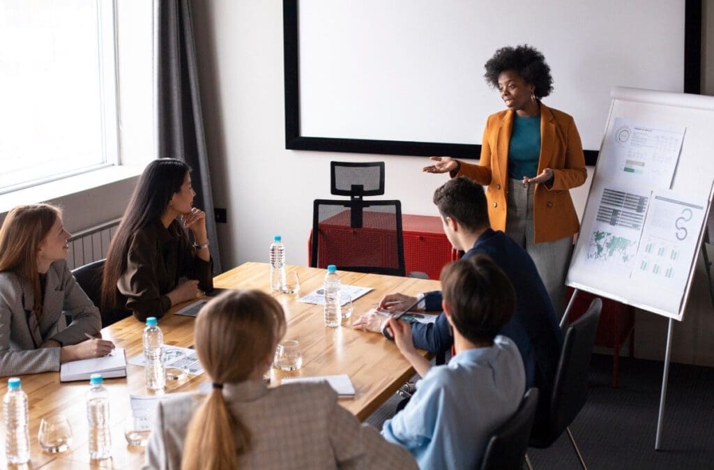Formation CSE : femme noire animant une réunion de groupe