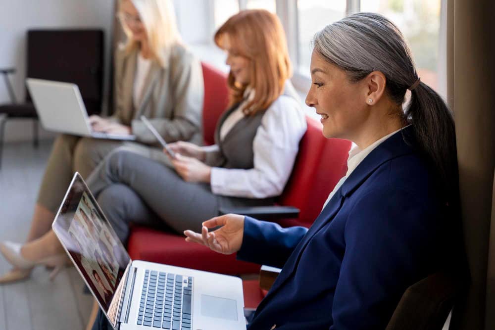 Femmes en réunion virtuelle pour une formation CSE à Toulouse