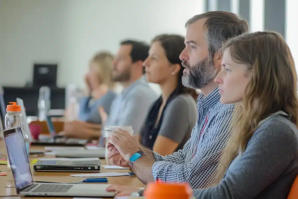 Formation CSE : des participants attentifs en réunion.